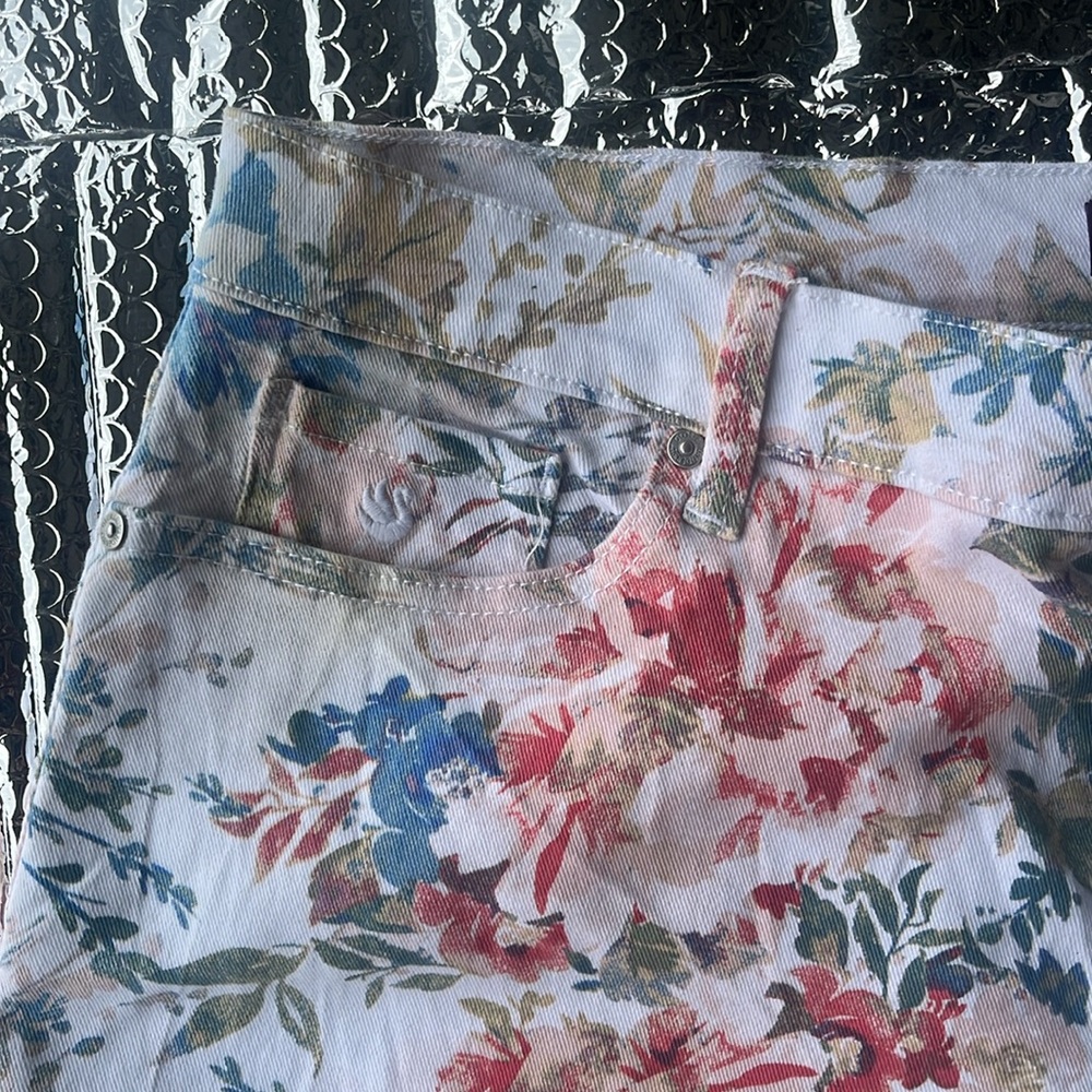 Gloria Vanderbilt was Floral Women's Shorts - Picture 4 of 7